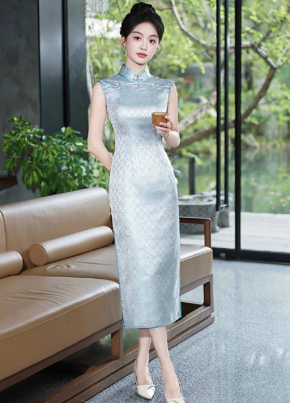 Blue_sleeveless_qipao_dress.jpg